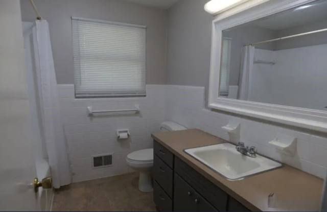 Comfortable 3 Bedroom Ranch with Carport & Lawn Care Included Gallery 4