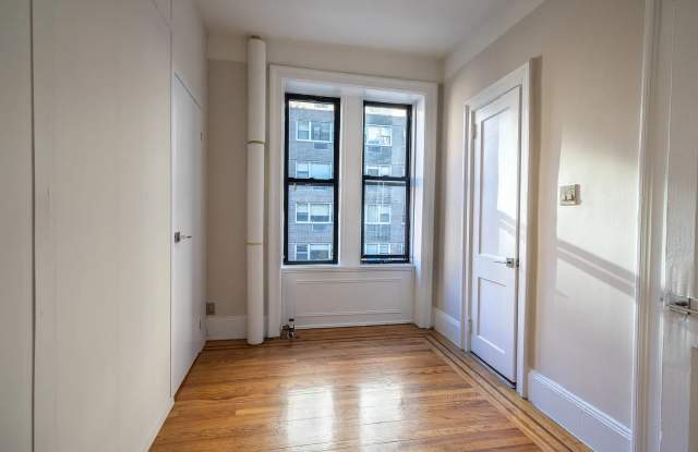 152 E 27th St Gallery 4