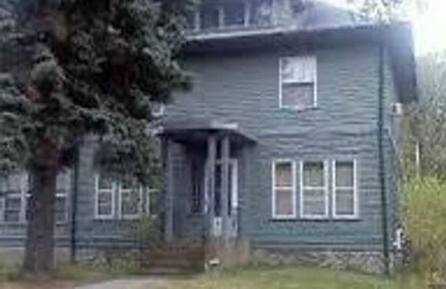 SEPTEMBER 1st 2025 MOVE IN- UST RENTAL- Huge 5 Bedroom with Deck and Garage! Large Bedrooms! photos photos