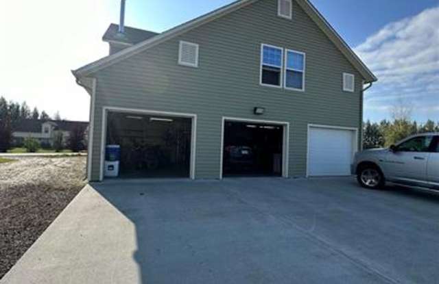 4 bedroom, 3 bathroom, 3 car garage in the heart of North Pole Gallery 3