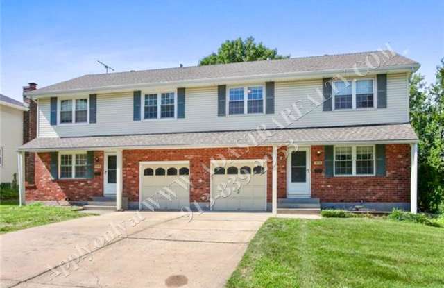 Updated 3Bed/2.5 Bath Duplex in Gladstone-Available in JULY!! photos photos
