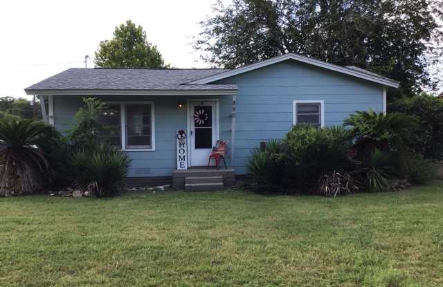 2/1 House With a Detached Garage / Garage Has Pool Table  Bathroom / Large Corner Lot / NBISD photos photos