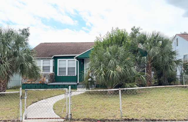 Historic Charm 3 bedroom/ 1 bath Home with bonus room - 828 16th Avenue South, St. Petersburg, FL 33701