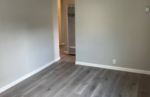 A cozy 2 bedroom and 1.5 bathroom duplex in South San Francisco - 844 Hawthorne Place, South San Francisco, CA 94080