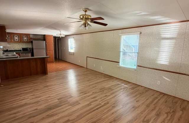 2 Bed / 2 Bath Mobile Home with Covered Deck - Near AU Vet School! Gallery 3