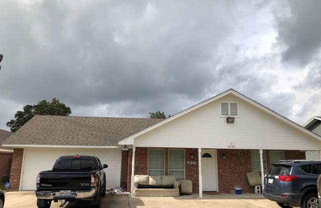 Spacious 4/4 House with Yard in the Baylor Bubble! - 2433 South 2nd Street, Waco, TX 76706