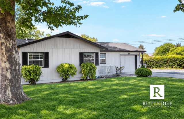 Spacious Corner Lot 3 Bed / 1 Bath Home in White City! Gallery 3