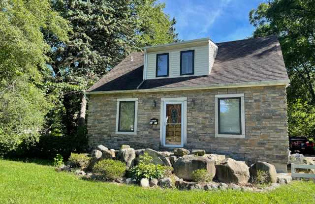 Nice Spacious 3 bd / 3 full bath and 2 half bath Home with Huge Backyard - 1120 East 14 Mile Road, Royal Oak, MI 48073