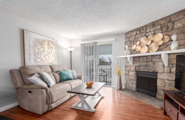 Beautiful 2 Bedroom Condo Across from Aurora Medical Center Gallery 3