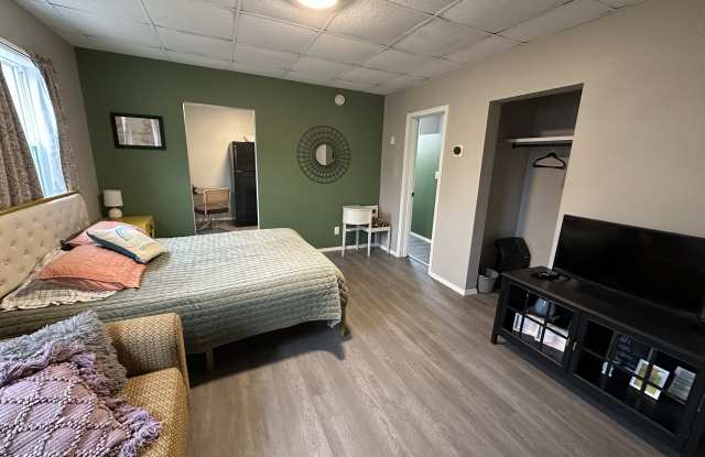 302 N Spring Ave - 2 photos photos