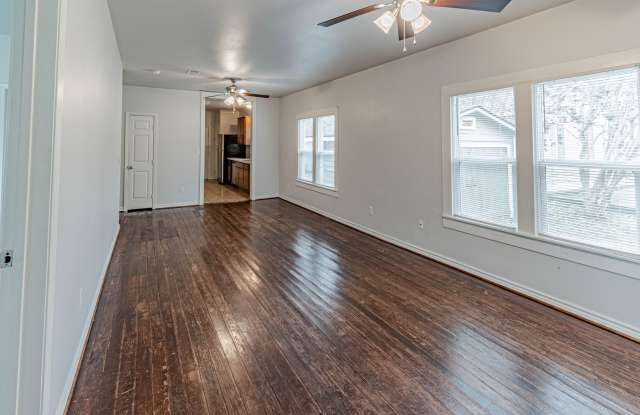 Available for May Move in!  Cute 2 bedroom 2 bathroom house near Downtown Bryan Gallery 4