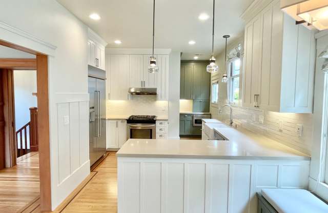 Beautiful Craftsman 5BR/4BA Sunset Home! Parking! Laundry! Manicured Flat Yard! PROGRESSIVE photos photos