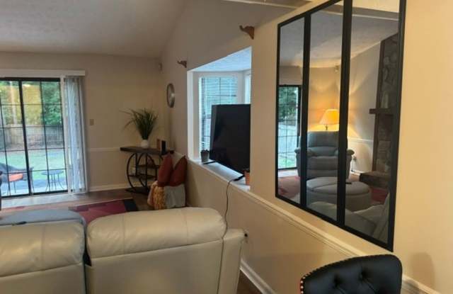 Charming 2BR House in Riverdale Gallery 1