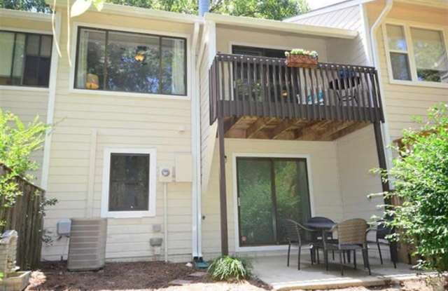 Charming 2Br 1.5Ba Townhome in Cary! Available 10/21! Gallery 4