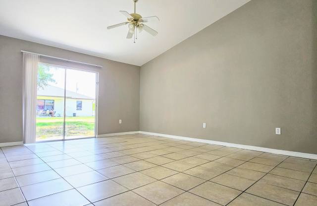 3 BR / 2 BA Duplex Conveniently Located in Lehigh Acres Gallery 4