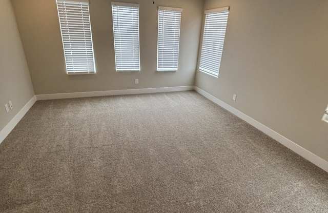 3648 Queen Court NorthEast - 1 Gallery 3