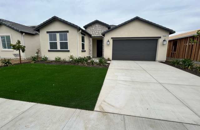 Northwest Visalia! Don't miss this beauty! Spacious and open 4 bedroom 2 bath! - 6542 West Sedona Avenue, Tulare County, CA 93291