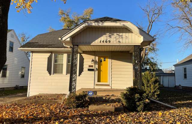 Charming, Centrally Located 2 Bed / 1.5 Bath - 1409 West Circle Road, Peoria, IL 61604
