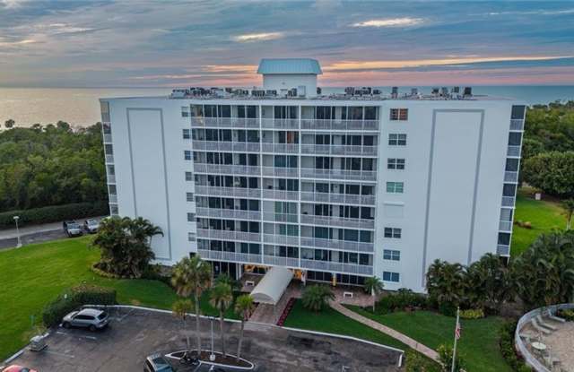 ** STUNNING BEACHSIDE TOWNHOUSE CONDO IN VANDERBILT TOWERS — NAPLES, FL **  LOOKING FOR A LONG-TERM TENANT ** Gallery 4