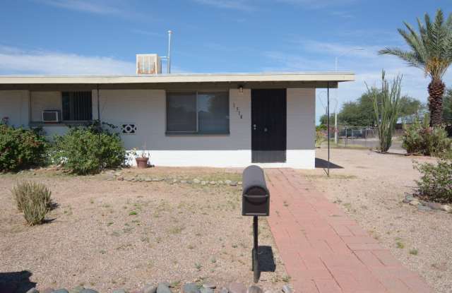 Charming 2 Bedroom 1 Bath Duplex! Great Central Location! Gallery 1
