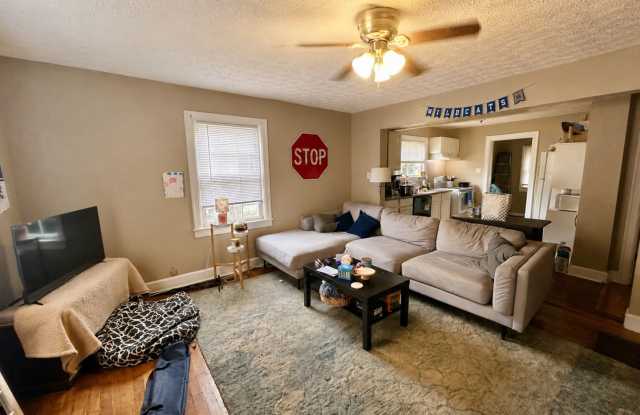 4 Bedroom | 2 Bathroom | $800 Per Bedroom Gallery 3