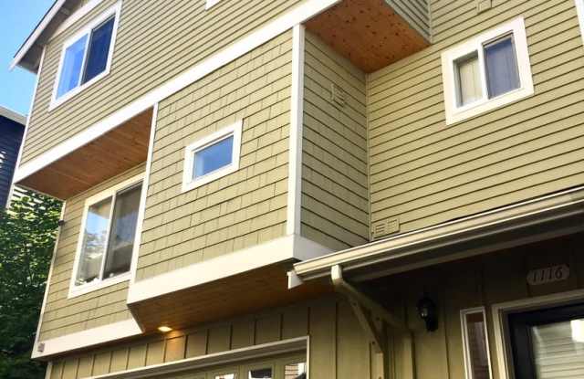 Spacious Leschi Ridge Townhome w/ 2 Car Garage! Available NOW! - 1116 Yakima Avenue South, Seattle, WA 98144