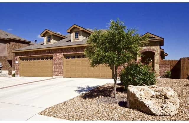 LUXURY TOWNHOME LOCATED IN BASTROP, TEXAS! photos photos