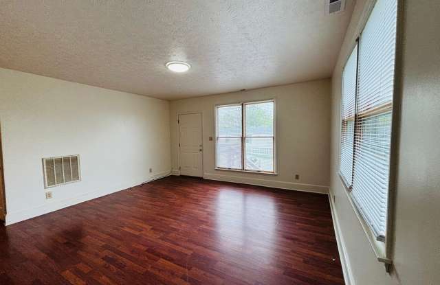 3 Bedroom, 1 Bath Duplex Gallery 4