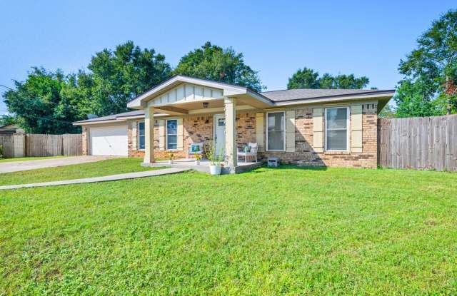 Stunning, modern home! Sun room + Huge Fenced Backyard! Gallery 1