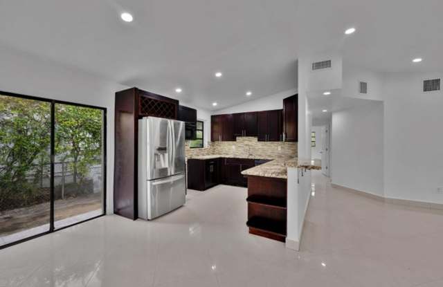 17551 NE 5th Avenue, North Miami Beach, FL 33162 - 1971 Gallery 1