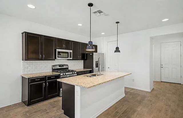 3-Bedroom, 2 Bath Single Family for Rent in Tucson, AZ | Attached Garage & Modern Kitchen Gallery 4