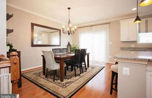 Amazing Townhouse with plenty of natural light Gallery 3