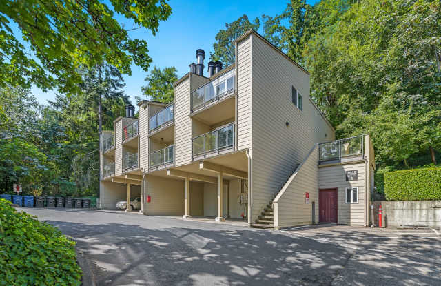 Mercer Island Condo with Reserved Parking & In-Unit Laundry! photos photos