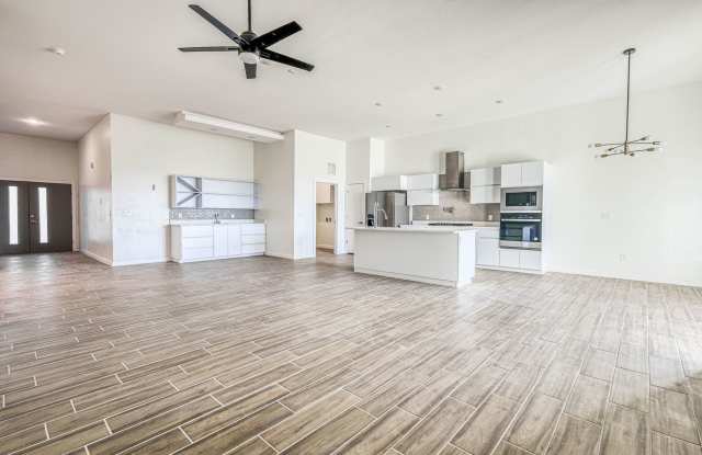 Beautiful East side House 4 bed-2.5 baths, part of The Overlook Casa Club that includes Swimming Pool, Gym, Tennis Court, Pickleball Courts Gallery 4