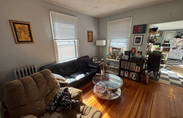 SPACIOUS 2-BEDROOM IN DAVIS SQUARE | PRIVATE FRONT & REAR PORCHES Gallery 1