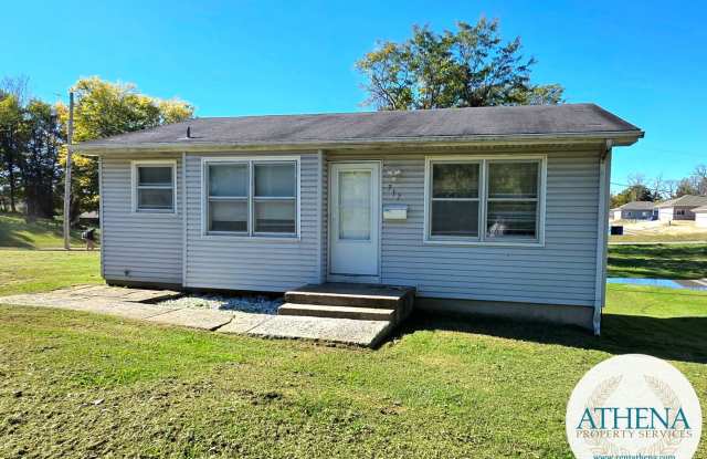 2 Bedroom / 1 Bath House - SIZABLE YARD  W/D HOOKUPS - 717 South Benton Street, Cape Girardeau, MO 63703