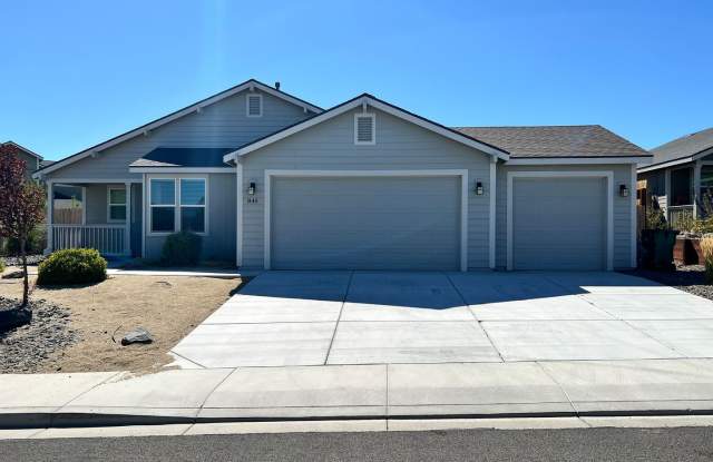 LARGE SINGLE-STORY GREEN VALLEY 4 BEDROOM 3 CAR GARAGE HOME, FERNLEY - 845 Garnet Way, Fernley, NV 89408