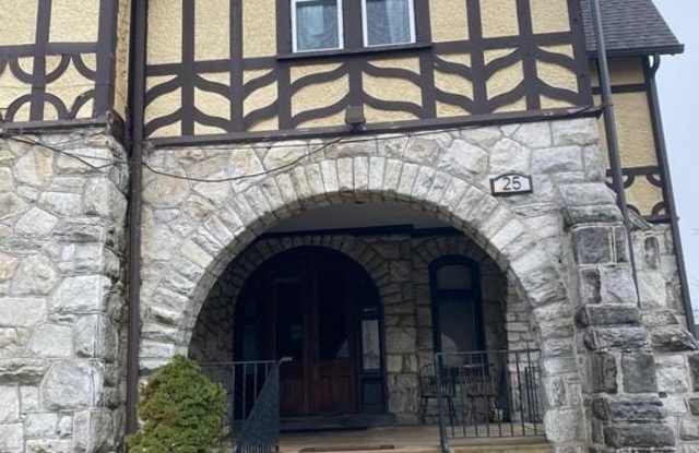 25 MONTROSE AVENUE Gallery 2