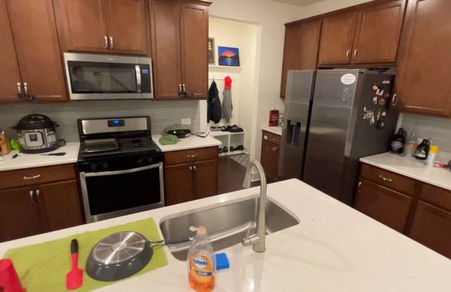 Room in 4 Bedroom Townhome at Clark Creek Ln Gallery 4