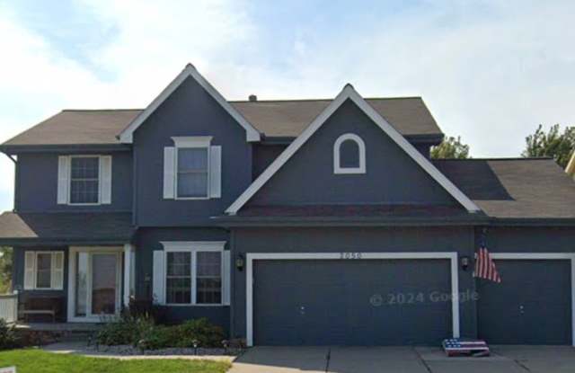Large house with 3 car garage Gallery 1