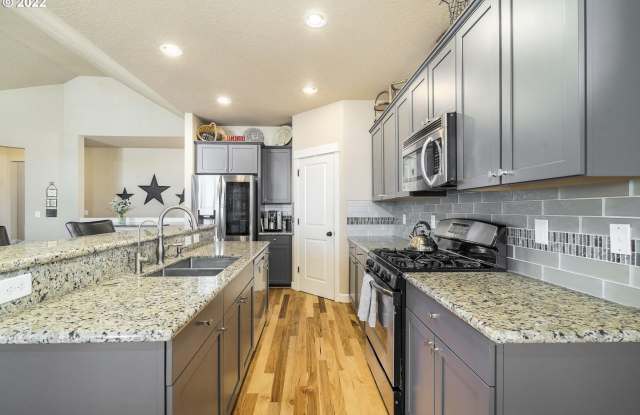 Spacious Bull Mountain 4 Bedroom Home with Hardwood Floors, Gourmet Kitchen, Two Balconies & Backyard Gallery 4