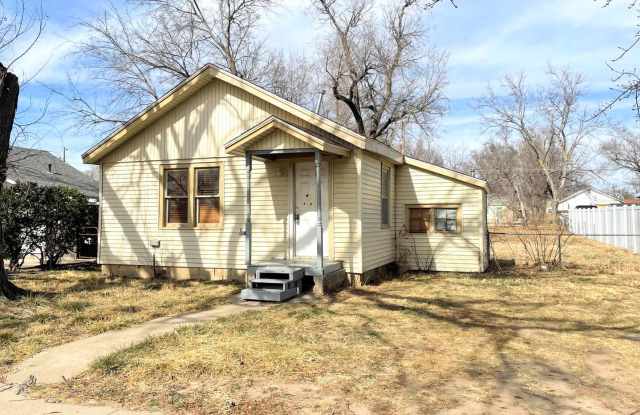 1 bedroom house with fenced in yard photos photos