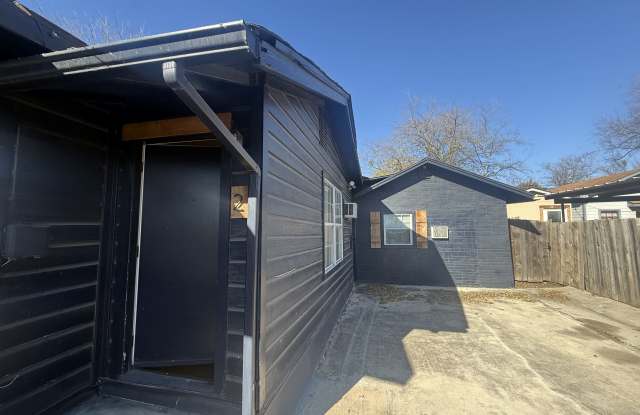 3011 West César E Chávez Boulevard - 2 photos photos