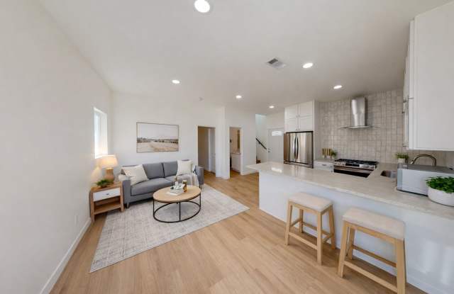 Newer Build! 4BD/2BA on 63rd Gallery 4