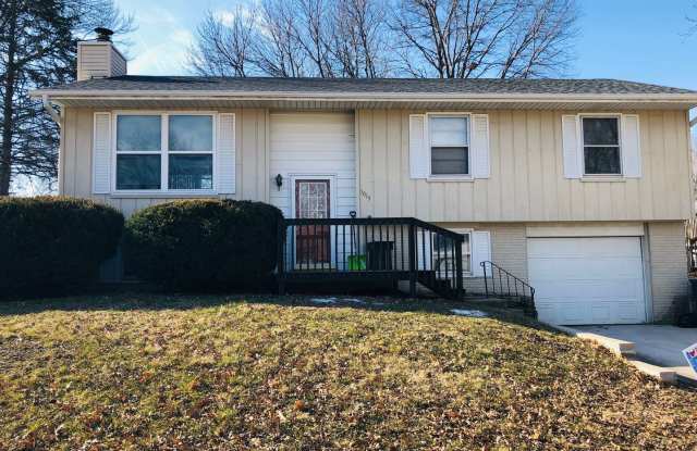 4-Bed 2-Bath House in Cedar Falls - 1015 Calumett Drive, Cedar Falls, IA 50613