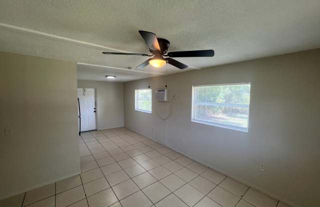 ** FOR RENT 2/1 READY FOR A LONG TERM TENANT -- FORT MYERS -- PET FRIENDLY ** Gallery 3