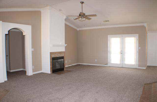 Charming 3-Bedroom Home with Fireplace, Spacious Backyard & Attached Garage in California City! Gallery 4