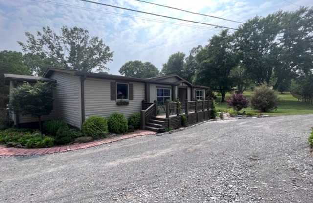 SINGLE FAMILY HOME - 1 ACRE LOT Gallery 3