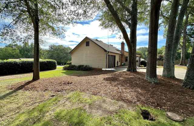 Charming 3 Bedroom home with a screened-in porch! Gallery 2