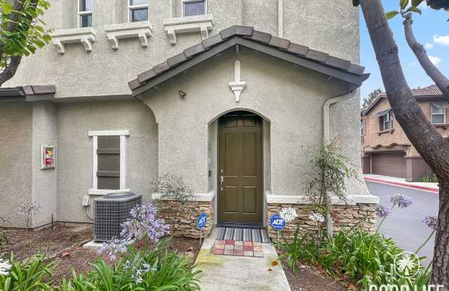 Welcoming 2B/2BA Condo with Balcony, In-Unit Laundry and Pool Access. photos photos